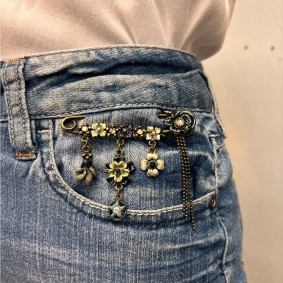 Vintage safety pin flower brooch - Picture 2 of 10